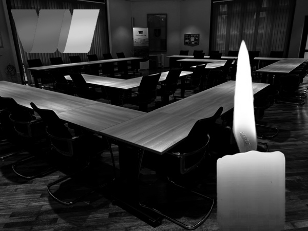 Ratssaal Welver in schwarz-weiß mit einer brennenden Kerze